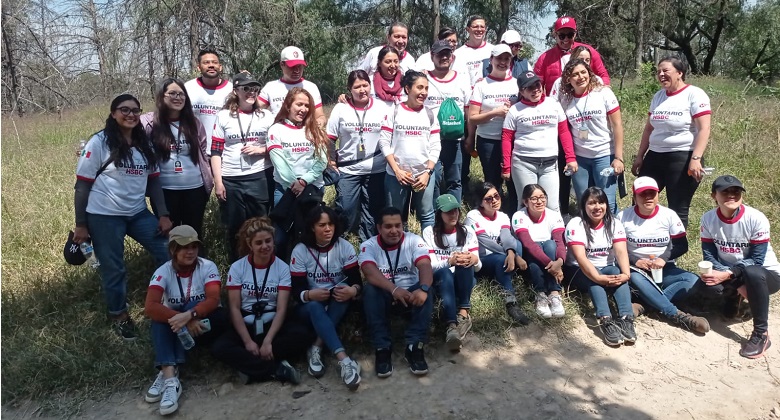 grupo de trabajadores del banco HSBC posando para la foto después de realizar tareas de reforestaciónoto frente a las oficinas de la semarnat en naucalpan