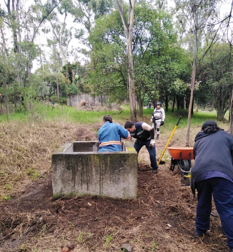 grupo de personas limpiando cisterna dentro del parque nacional los remedios
