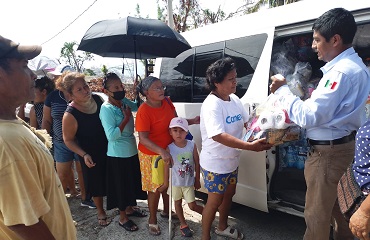 personal de conanp entrega ayuda a damnificados de El Veladero