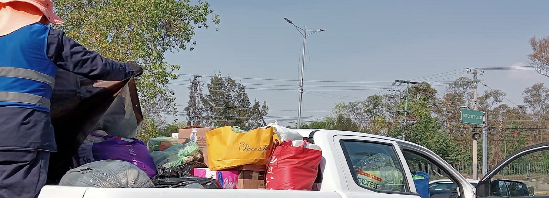 camioneta cargada con víveres,ropa y ayuda para los damnificados de guerrero