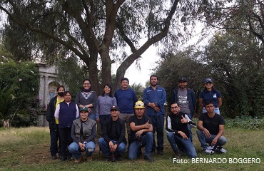 grupo de personas posando para foto fuera de las oficinas ejidales de los remedios